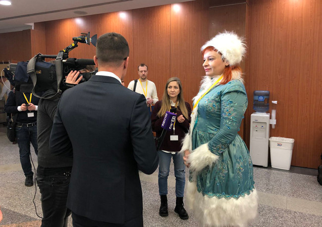 Nhiều phóng viên lựa chọn trang phục nổi bật dự sự kiện để thu hút Tổng thống. Ảnh: Sputnik