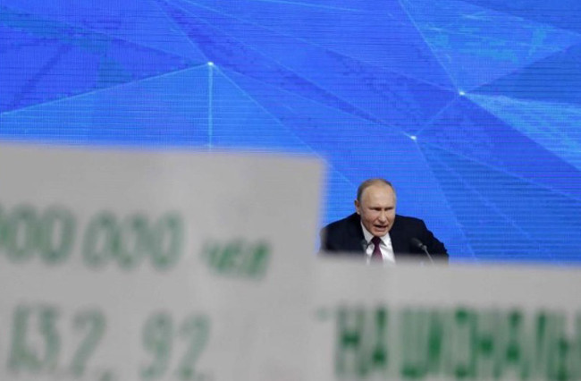 Tổng thống Putin đã khởi động họp báo thường niên từ năm 2001. Từ tháng 5/2008-tháng 5/2012, cuộc họp báo thường niên đã tạm hoãn bởi khi đó ông Putin đảm nhận chức vụ Thủ tướng Nga. Sự kiện thường niên này sau đó được thực hiện lại từ năm 2012 khi ông Putin đắc cử nhiệm kỳ mới. Ảnh: Reuters