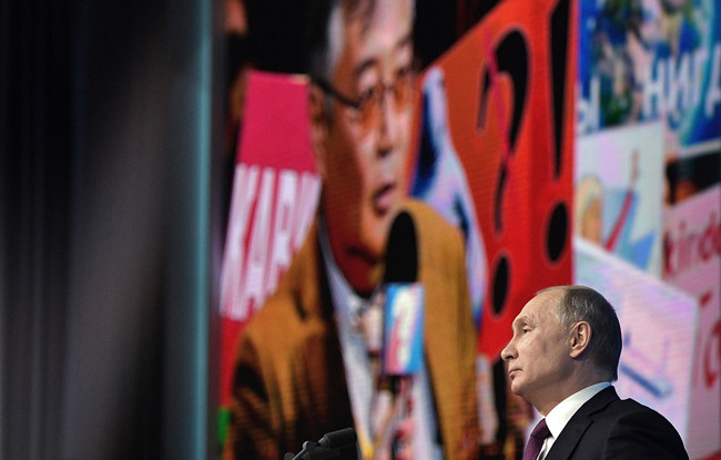 Câu trả lời của Tổng thống Putind được dịch ra tiếng Anh, Pháp, Đức để phóng viên nước ngoài thuận tiện trong việc đưa tin. Ảnh: Reuters