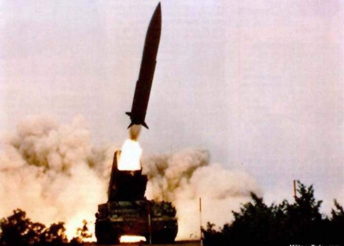 Ngoài đầu đạn thường, tên lửa đạn đạo chiến thuật Pluton còn có thể mang đầu đạn hạt nhân có đương lượng nổ lên tới 25 kiloton, tức có sức phá hủy còn lớn hơn cả quả bom nguyên tử của Mỹ từng thả xuống Hiroshima vốn chỉ có sức công phá 21 kiloton. Ảnh: Military-Today.