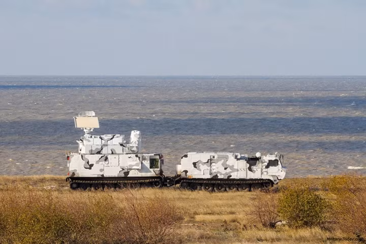 Việc được lắp trên khung gầm bánh xích hai thân DT-30PM-T1 cho phép khí tài này cơ động tốt trên băng, lội nước, vượt hào và địa hình không bằng phẳng. Ảnh: Military-Today.