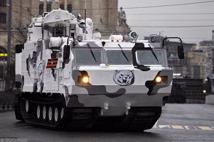 Khi hoàn thành phân tích mục tiêu, Tor-M2DT có thể đồng thời phóng 4 tên lửa vào mục tiêu. Ảnh: Vitaly Kzumin.