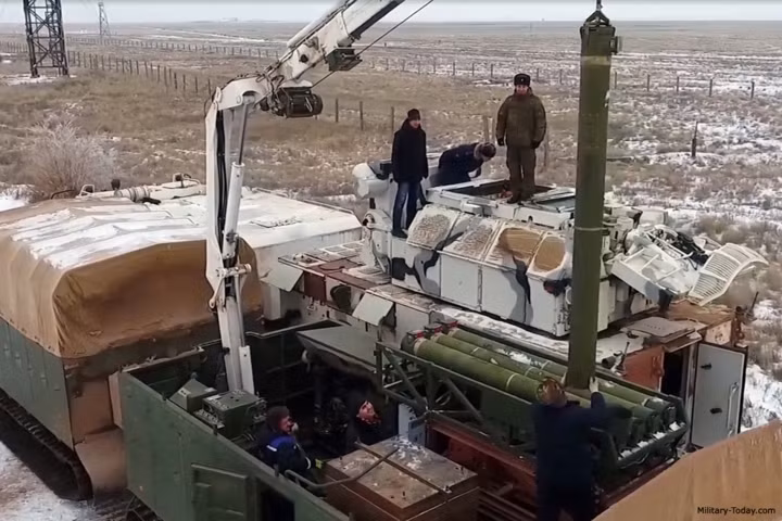 Mục tiêu chủ yếu của Tor-M2DT là tên lửa hành trình, bom dẫn đường, máy bay chiến đấu, trực thăng và các phương tiện bay không người lái. Ảnh: Military-Today.