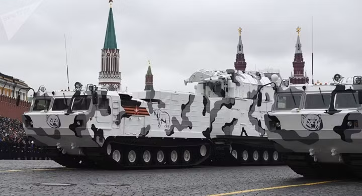 Lần đầu tiên Tor-M2DT được ra mắt là tại lễ duyệt binh mừng chiến thắng phát-xít của quân đội Nga vào tháng 5/2017. Ảnh: Sputnik.