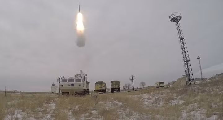 Hệ thống phòng không Tor-M2DT không chỉ phát hiện và phân biệt được 48 mục tiêu trên không, mà còn có thể tự động xác định mục tiêu nào là nguy hiểm nhất. Ảnh: YouTube/RT.