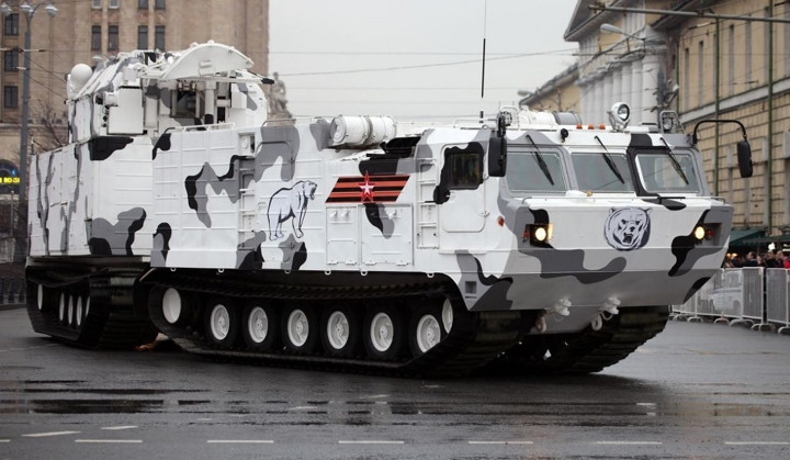 Tor-M2DT có thể bắn trúng các mục tiêu trên không đang bay ở tốc độ 700m/giây (tương đương 2.520km/giờ). Ảnh: snafu-solomon.