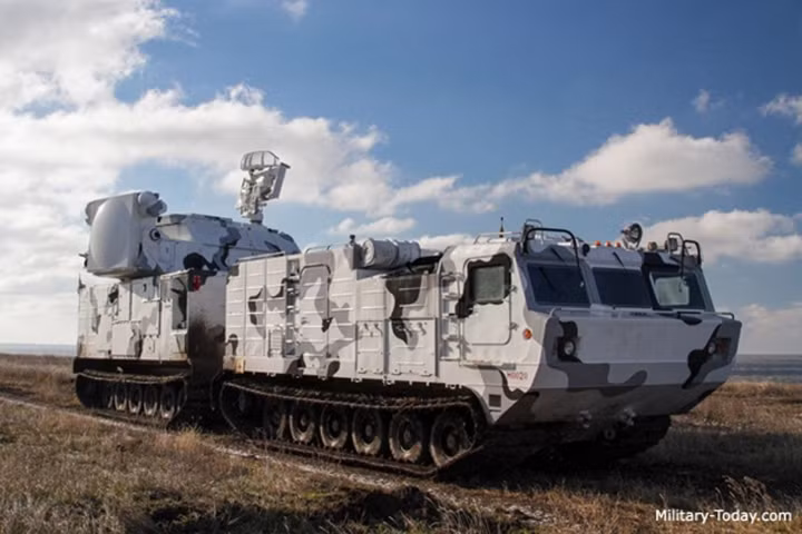 Là phiên bản Bắc Cực đầu tiên của tổ hợp Tor-M2, Tor-M2DT mang tối đa 16 tên lửa phóng thẳng đứng với tầm hỏa lực 500m-12 km, độ cao 6 m-10 km và thời gian phản ứng chiến đấu chỉ chưa đầy 5 giây cho một mục tiêu. Ảnh: Military-Today.
