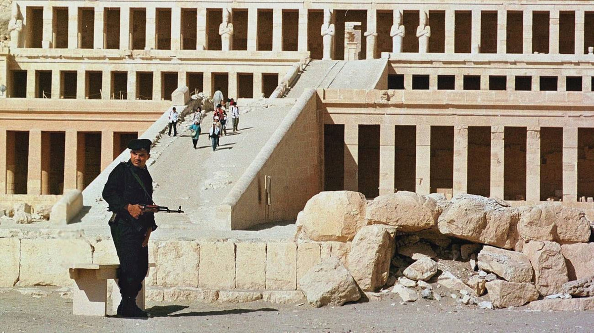 Cảnh sát và lực lượng quân đội Ai Cập sau đó mất nhiều giờ để áp chế những kẻ tấn công. Cả 6 kẻ thủ ác đã bị bắn hạ tại chỗ. Ít nhất 62 khách du lịch nước ngoài đã bị sát hại. 