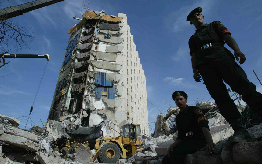 Ngày 7/10/2004, một loạt vụ đánh bom trên bán đảo Sinai của Ai Cập đã giết chết 34 người và làm bị thương 171 người khác, mở màn cho hàng loạt các vụ tấn công khủng bố do các nhóm Hồi giáo cực đoan thực hiện tại bán đảo này. Ảnh: AP.