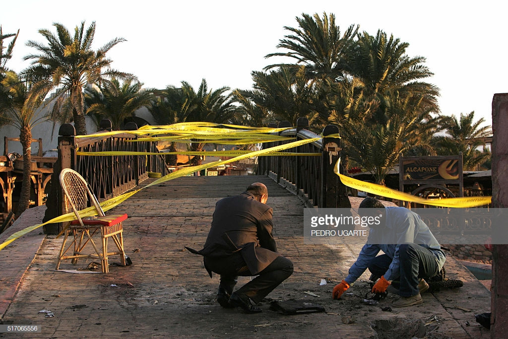 Vụ tấn công đã khiến 23 người thiệt mạng, trong đó có cả công dân Ai Cập, Đức, Lebanon, Nga, Thụy Sĩ và Hungary. Khoảng 80 người bị thương, trong đó có du khách Mỹ, Anh, Australia, Đan Mạch, Pháp, Đức và nhiều nước khác. Các nhà điều tra cho rằng đây là vụ tấn công tự sát do tổ chức khủng bố Hồi giáo Jama'at al- Tawhid wal-Jihad, tiền thân của IS ngày nay thực hiện. Ảnh: Gettyimages.