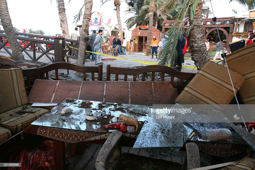 Cuộc tấn công vào thành phố nghỉ mát Dahab của Ai Cập vào ngày 24/4/2006 cũng từng gây chấn động thế giới, khi những kẻ cực đoan cùng lúc đánh bom 3 địa điểm, là các quán cafe, nhà hàng và khu chợ đông người qua lại. Ảnh: Gettyimages.