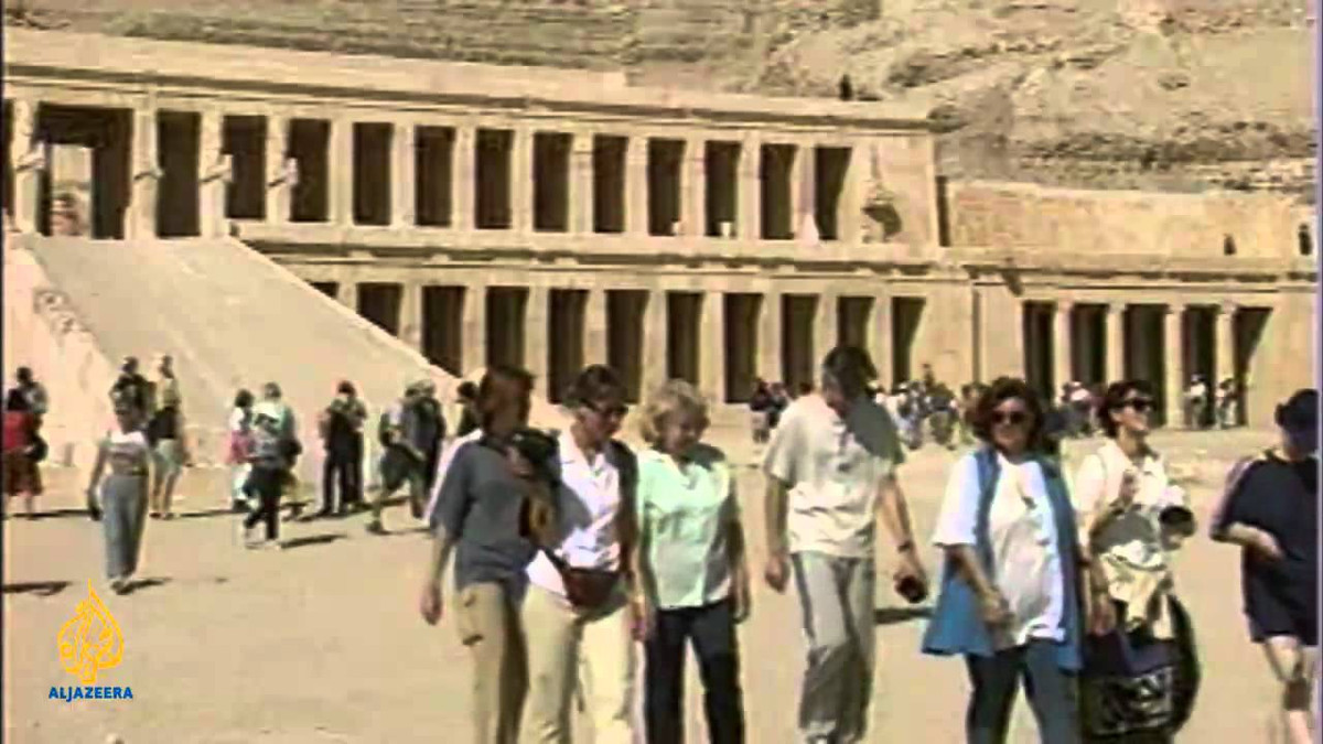 Ngày 17/11/1997, tại khu khảo cổ Deir el-Bahri ở vùng Luxor của Ai Cập. Những kẻ tấn công, được cho là có liên quan đến al-Qaeda, đã cải trang thành thành viên của lực lượng an ninh và lao vào ngôi đền cổ với súng máy và dao. Chúng nã đạn điên cuồng rồi dùng dao đâm vào bất cứ ai chúng thấy.