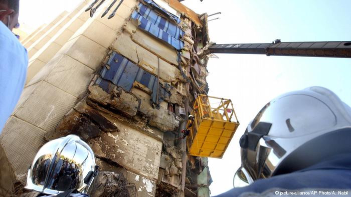 Trong số này, phần lớn thương vong được gây ra sau khi một chiếc xe tải chở bom chạy thẳng vào sảnh của Taba Hilton rồi phát nổ, làm 24 người chết, trong đó có 12 người là du khách Israel. Ảnh: AP.