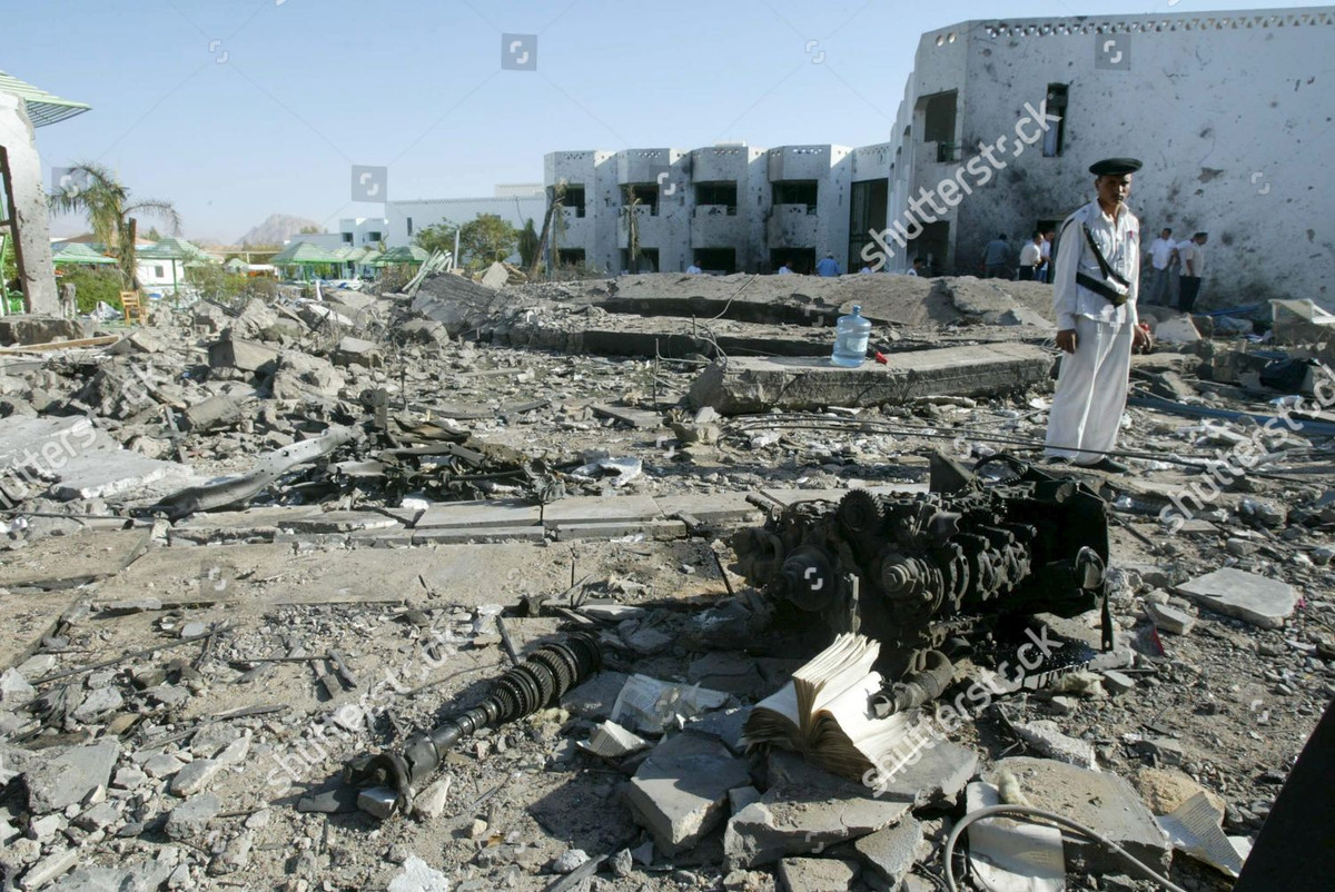 Abdullah Azzam, nhóm chiến binh có liên quan đến al-Qaeda, tuyên bố đã tiến hành vụ tấn công nhưng sau đó có thêm hai nhóm khác tranh trách nhiệm. Vụ tấn công trên cũng đã khiến 150 người bị thương. Ảnh: Shtutterstock..