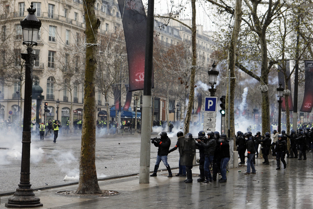 Tại Paris, quy mô của đoàn biểu tình đã giảm đáng kể so với những tuần trước, được cho là do trời mưa, lạnh cũng như do vụ xả súng ở chợ Giáng sinh tại Strasbourg vừa qua. Khoảng 4.000 người biểu tình đã diễu hành rời rạc qua một số khu phố ở thủ đô Pháp, với ít nhất 168 người bị bắt giữ. Ảnh: AP.