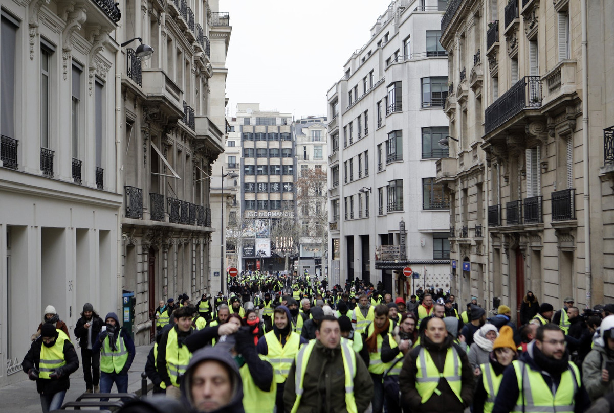 Theo số liệu của Bộ Nội vụ Pháp, khoảng 66.000 người biểu tình đã xuống đường trên toàn nước Pháp, chỉ bằng một nửa so với 126.000 người cuối tuần trước. Ảnh: AP.