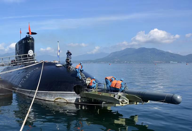 Trong ảnh là quá trình nạp đạn tên lửa hành trình Klub lên trên tàu ngầm Kilo – Hà Nội của Hải quân Việt Nam, theo thiết kế mỗi tàu ngầm Kilo có thể mang theo tối đa 4 tên lửa loại này. Nguồn ảnh: Báo Hải quân Việt Nam.