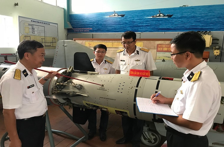 Điều đáng chú ý ở đây đó là SIPRI cho biết, ngoài phiên bản tên lửa hành trình diệt hạm siêu âm 3M-54E thì Việt Nam còn nhận được biến thể đối đất của Klub là 3M-14E. Và nhận định này vô tình được chứng minh thông qua bài viết “Hiệu quả từ phong trào thi đua Quyết thắng ở Học viện Hải quân” trên báo Hải quân Việt Nam, khi hình ảnh của tên lửa 3M-14E xuất hiện trong Khoa Tên lửa-Pháo tàu thuộc Học viện Hải quân. Nguồn ảnh: Báo Hải quân Việt Nam.