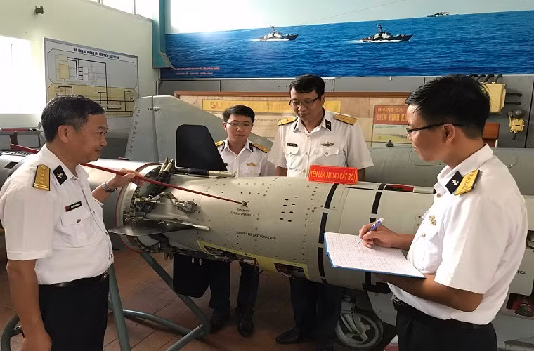 Điều đáng chú ý ở đây đó là SIPRI cho biết, ngoài phiên bản tên lửa hành trình diệt hạm siêu âm 3M-54E thì Việt Nam còn nhận được biến thể đối đất của Klub là 3M-14E. Và nhận định này vô tình được chứng minh thông qua bài viết “Hiệu quả từ phong trào thi đua Quyết thắng ở Học viện Hải quân” trên báo Hải quân Việt Nam, khi hình ảnh của tên lửa 3M-14E xuất hiện trong Khoa Tên lửa-Pháo tàu thuộc Học viện Hải quân. Nguồn ảnh: Báo Hải quân Việt Nam.
