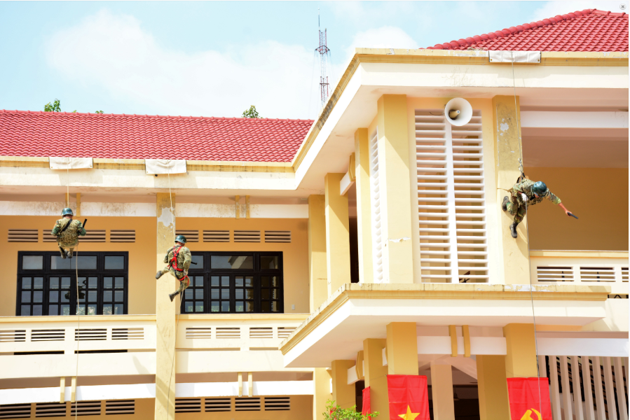 Rèn luyện phương án phòng chống khủng bố, giải cứu con tin là một trong khoa mục huấn luyện đặc biệt của Đặc công Việt Nam.