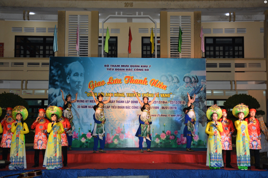 Giao lưu văn hóa, văn nghệ với đơn vị kết nghĩa.