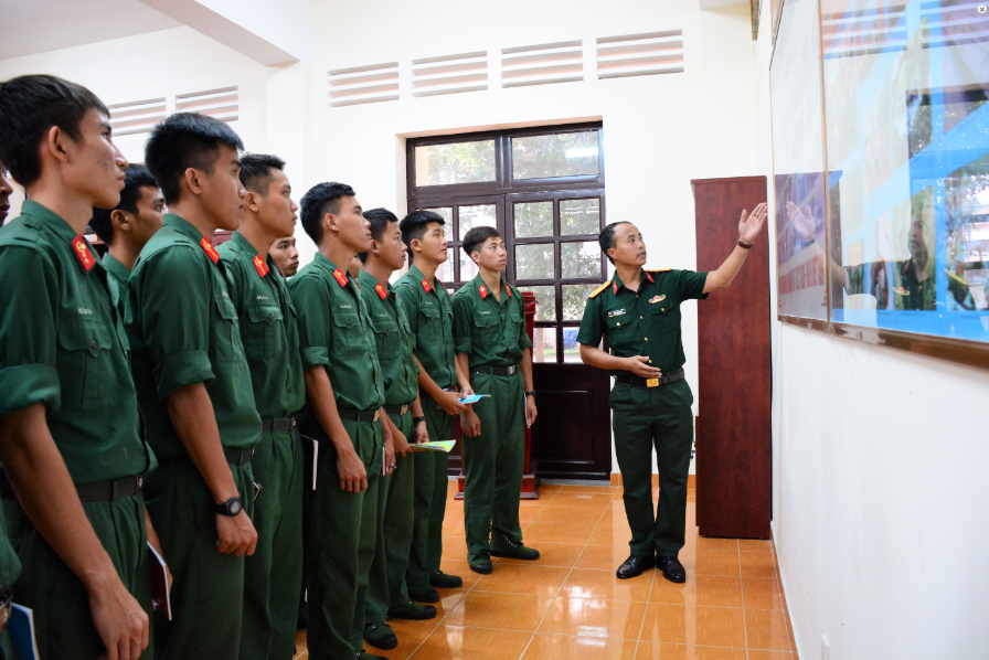 Giáo dục truyền thống cho chiến sĩ.