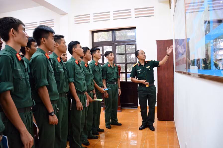 Giáo dục truyền thống cho chiến sĩ.