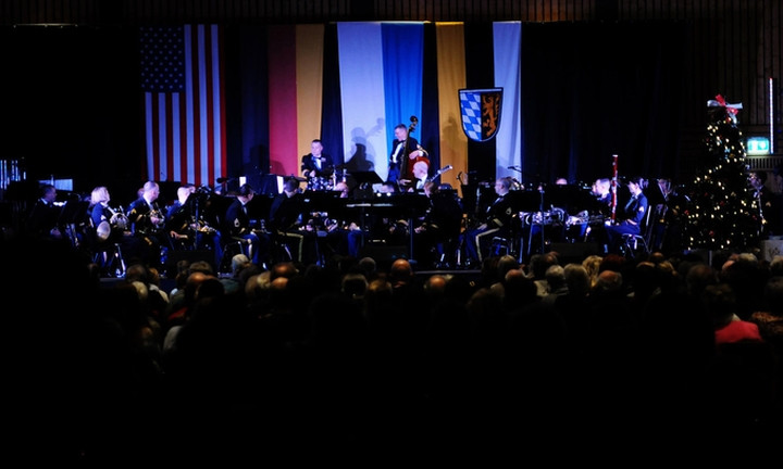Binh sĩ thuộc nhóm nhạc US Army Europe và dàn giao hưởng trong buổi biểu diễn nhân dịp Giáng sinh tại căn cứ Grafenwöhr, Đức ngày 14/12. Ảnh: US National Guard