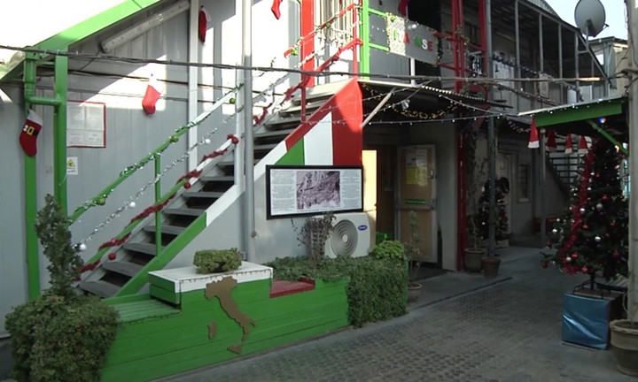 Tòa nhà của các binh sĩ Italy đồn trú tại Kabul, Afghanistan được sơn theo màu quốc kỳ và trang hoàng. Ảnh: NATO