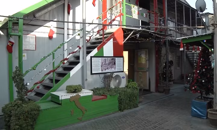 Tòa nhà của các binh sĩ Italy đồn trú tại Kabul, Afghanistan được sơn theo màu quốc kỳ và trang hoàng. Ảnh: NATO