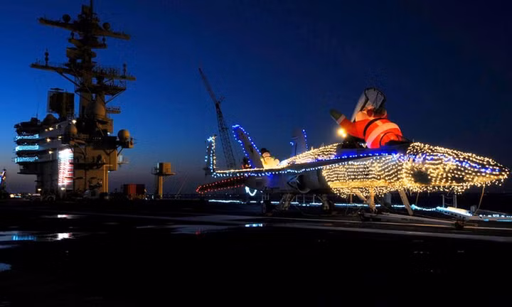Tiêm kích F/A-18 Hornet trên tàu sân bay George H. W. Bush được trang trí bằng đèn chớp và mô hình ông già Noel. Ảnh: US Navy