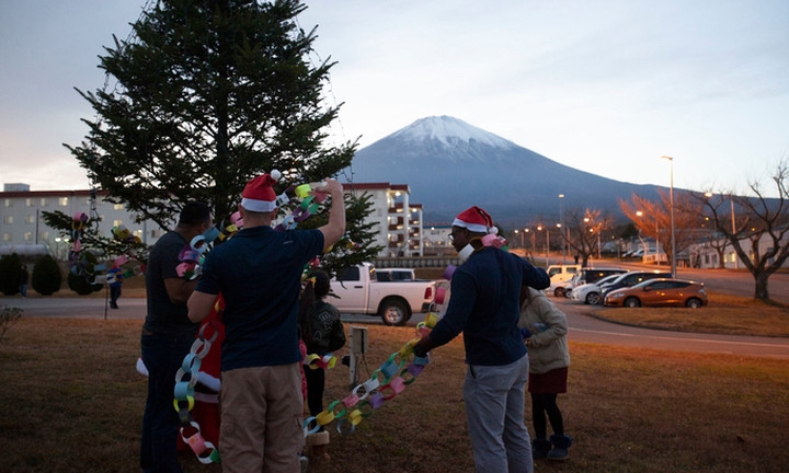 Binh sĩ thuộc nhóm nhạc US Army Europe và dàn giao hưởng trong buổi biểu diễn nhân dịp Giáng sinh tại căn cứ Grafenwöhr, Đức ngày 14/12. Ảnh: US National Guard