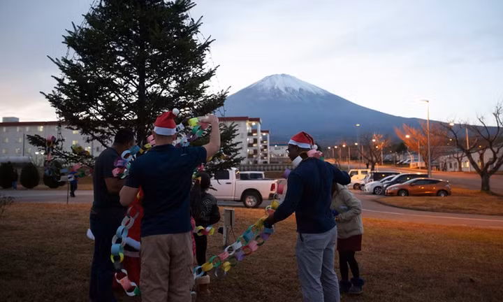 Binh sĩ thuộc nhóm nhạc US Army Europe và dàn giao hưởng trong buổi biểu diễn nhân dịp Giáng sinh tại căn cứ Grafenwöhr, Đức ngày 14/12. Ảnh: US National Guard