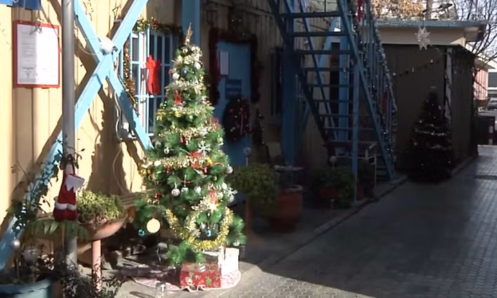 Cây thông Noel, đèn trang trí và tất được treo tại căn cứ NATO ở Kabul, Afghanistan. Ảnh: NATO