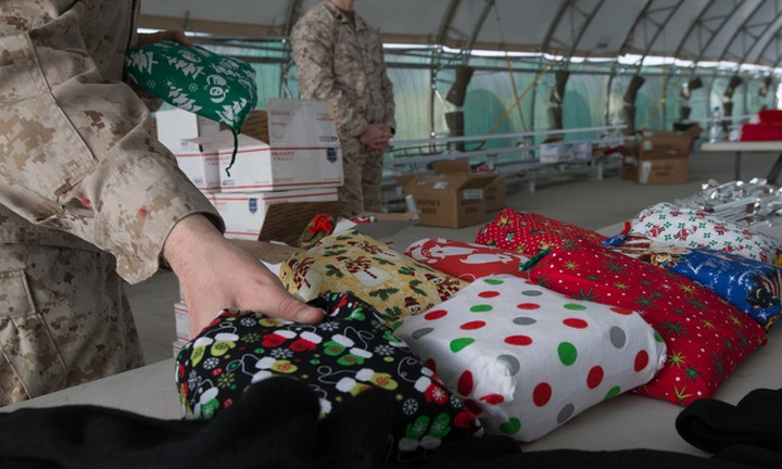 Một sĩ quan tuyên úy tại Bộ Chỉ huy Trung tâm Mỹ chuẩn bị quà giáng sinh cho các binh sĩ. Ảnh: US Marine