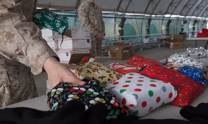 Một sĩ quan tuyên úy tại Bộ Chỉ huy Trung tâm Mỹ chuẩn bị quà giáng sinh cho các binh sĩ. Ảnh: US Marine