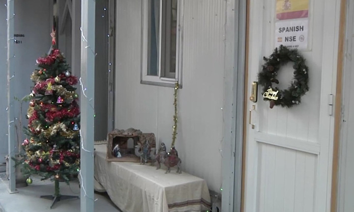 Binh sĩ Tây Ban Nha trang trí khu vực đóng quân của mình theo phong cách truyền thống. Ảnh: NATO