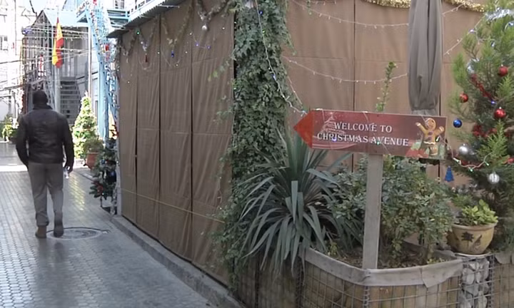 Binh sĩ các quốc gia đồng minh của Mỹ cũng trang hoàng khu vực đóng quân nhân dịp Gáng sinh. Bộ chỉ huy quốc tế của NATO tại Kabul, Afghanistan được trang trí đơn giản cùng tấm biển đề "Chào mừng đến với Đường Giáng sinh". Ảnh: NATO