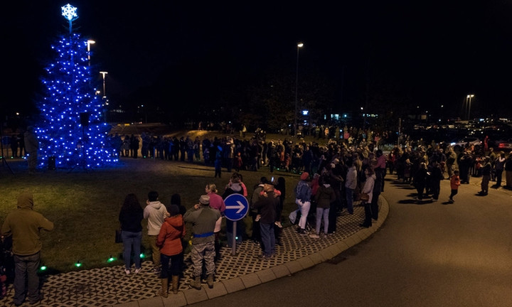 Binh sĩ Mỹ tại các căn cứ nước ngoài đang gấp rút hoàn tất trang trí và chuẩn bị cho Giáng sinh. Trong ảnh, các thành viên trong làng quân sự Kaiserslautern của Mỹ tham dự lễ thắp đèn cây Giáng sinh tại căn cứ không quân Ramstein ở Đức ngày 27/11. Nguồn: US Air Force