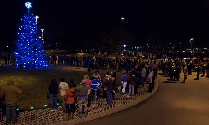 Binh sĩ Mỹ tại các căn cứ nước ngoài đang gấp rút hoàn tất trang trí và chuẩn bị cho Giáng sinh. Trong ảnh, các thành viên trong làng quân sự Kaiserslautern của Mỹ tham dự lễ thắp đèn cây Giáng sinh tại căn cứ không quân Ramstein ở Đức ngày 27/11. Nguồn: US Air Force