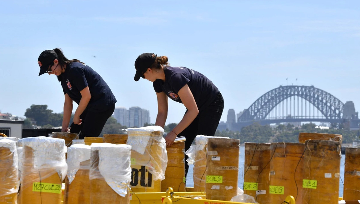 Các kỹ thuật viên đang chuẩn bị pháo hoa cho màn trình diễn đêm giao thừa ở cảng Sydney, Australia. Pháo hoa ở Sydney, với các địa điểm như nhà hát "con sò", cầu cảng..., hàng năm đều được trông đợi. Australia là một trong những nơi đầu tiên trên thế giới bước qua năm mới. Ảnh: AAP.