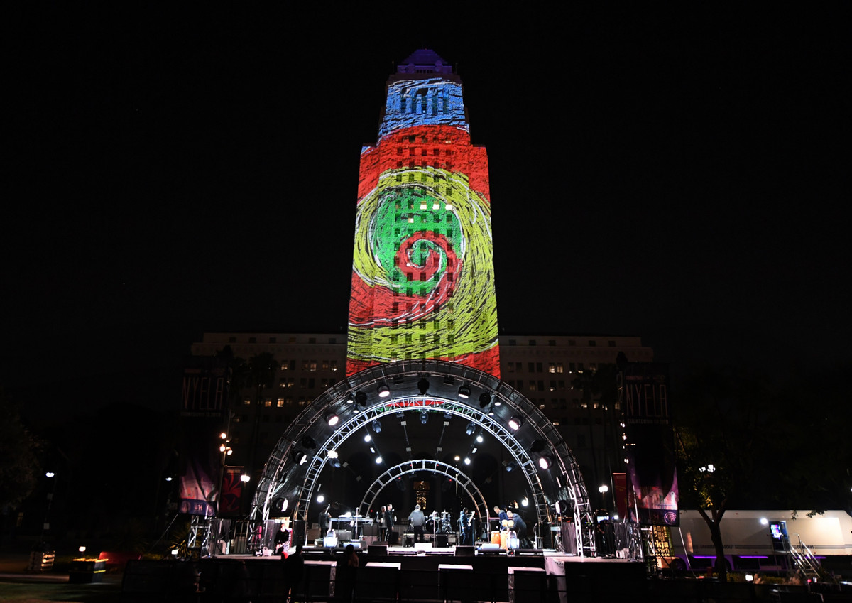 Tòa thị chính thành phố Los Angeles ở bang California, Mỹ, cũng được chiếu lên những bức tranh đầy màu sắc của các học sinh tiểu học để chào mừng năm mới. Ảnh: AFP.