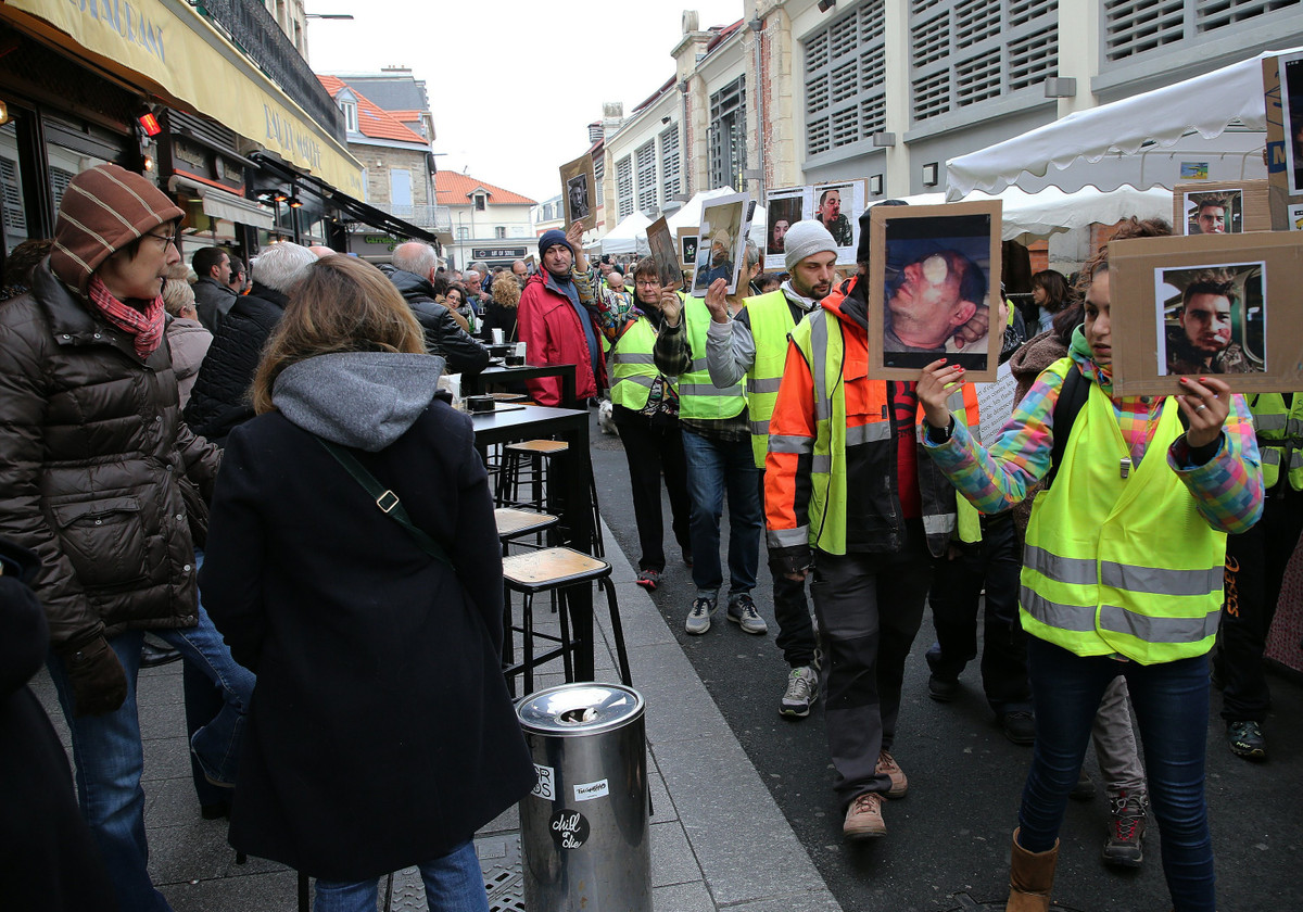 Tại thị trấn Biarritz, phía nam nước Pháp, những người ủng hộ phong trào "áo khoác vàng" tiếp tục các cuộc tuần hành. Trong tuần thứ bảy liên tiếp phong trào diễn ra trên toàn nước Pháp, họ lên án việc cảnh sát hành hung người biểu trong những tuần trước. Ảnh: AP.