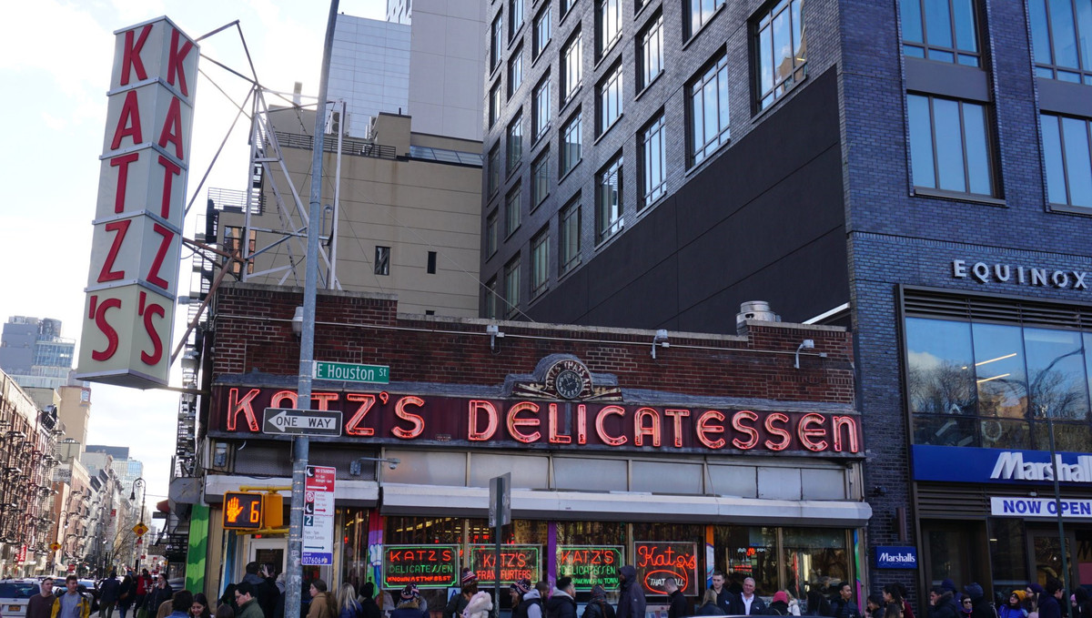 Trong tuần qua, nhà hàng nổi tiếng Katz's Delicatessen ở khu Lower East Side, New York, mỗi ngày tiếp đón đến 3-4 nghìn lượt khách, khiến dòng người xếp hàng chờ đợi kéo dài tới ba dãy nhà. Không khí năm mới có thể cảm nhận rõ ở thành phố đông dân nhất nước Mỹ, trung tâm thương mại tài chính hàng đầu thế giới. Ảnh: Twitter/@adallos.