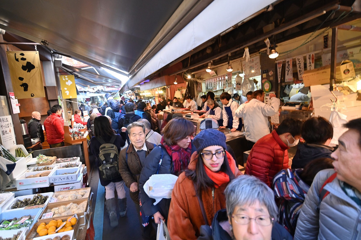 Người dân Nhật Bản và khách du lịch đổ xô đến địa điểm cũ của chợ cá nổi tiếng Tsukiji ở thủ đô Tokyo trong ngày cuối năm. Dù chợ cá lớn nhất thế giới đã được di dời đến địa điểm mới trong năm 2018, nhiều người vẫn tìm đến khu vực bên ngoài chợ cũ để mua sắm. Ảnh: Reuters.