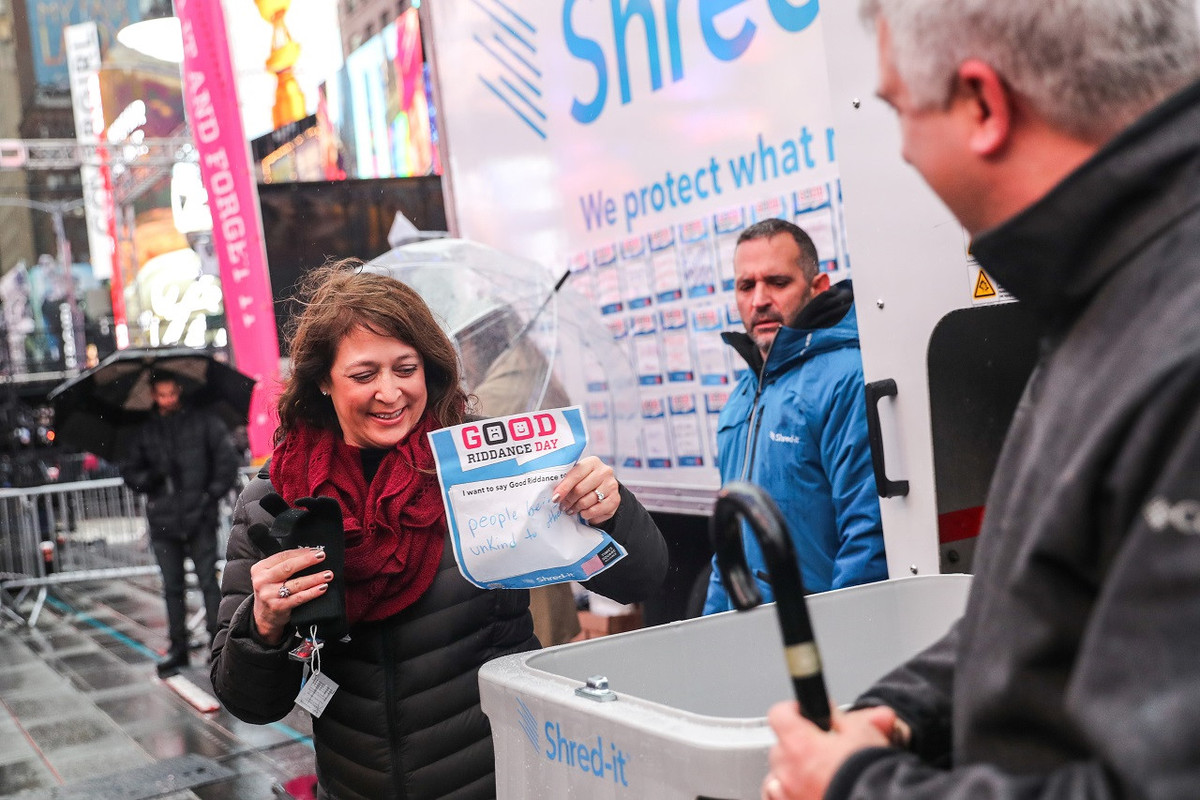 Những người tham gia sẽ viết kỷ niệm khiến họ thất vọng, giận dữ hay xấu hổ nhất trong năm 2018 vào những mẩu giấy nhỏ. Số giấy này sau đó được bỏ vào máy xén như một cách tượng trưng cho quyết tâm lãng quên những điều khiến chúng ta khó chịu trong năm cũ và hướng đến một năm mới vui vẻ. Ảnh: Reuters.