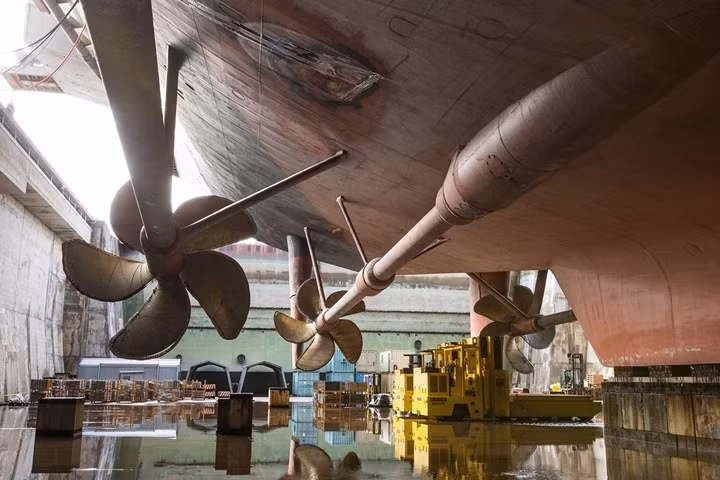 Hệ thống cánh quạt “chân vịt” tạo lực đẩy cho tàu.