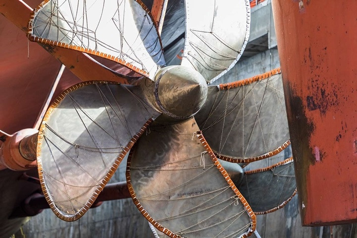 Các cánh vát ccó tác dụng biến đổi chuyển động xoay thành lực đẩy tàu.