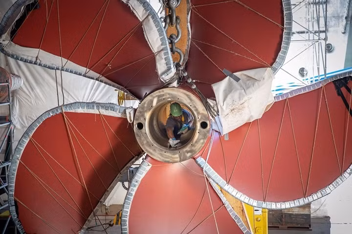 Tâm bộ cánh quạt khổng lồ này đủ không gian cho một người công nhân chui vào.