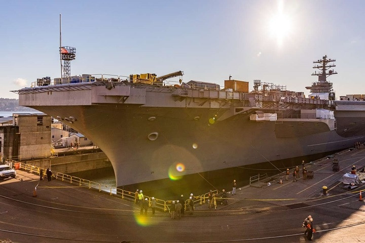 Hình ảnh tàu sân bay Nimitz trong xưởng.